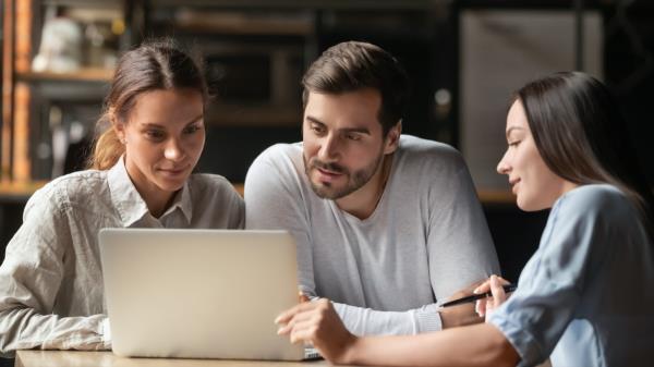 couple getting helped by a travel advisor