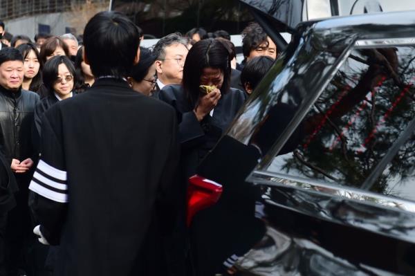 Jeon Hye-jin at husband Lee Sun-kyun's funeral in South Korea on December 29, 2023. 