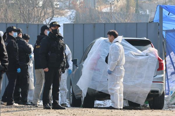 Police officers examine a scene wher<em></em>e South Korean actor Lee Sun-kyun was found dead at a park in Seoul, South Korea.