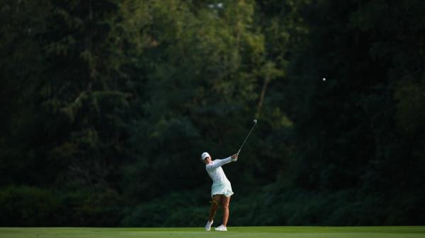 加拿大女性开始打高尔夫，挑战企业的刻板印象
