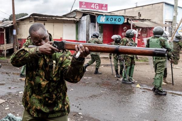 “严重的不专业行为”-肯尼亚媒体委员会称警察在骚乱中冒充记者 